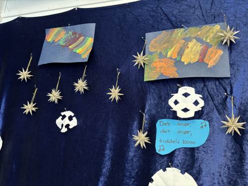 Vi har brukt naturen som inspirasjon i forming, og laget nordlys, stjerner og snøfnugg på veggen